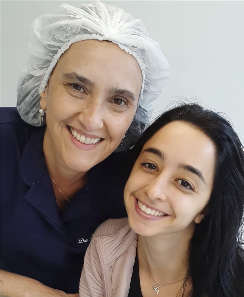 Andrea sorrindo ao lado da Dra. Cátia
