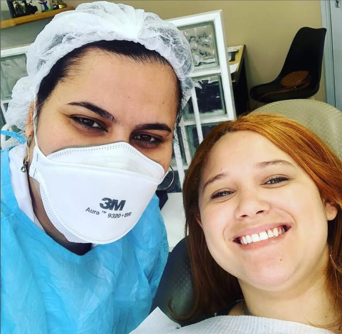 Cá sorrindo na cadeira do consultório, ao lado da Dra. Karla