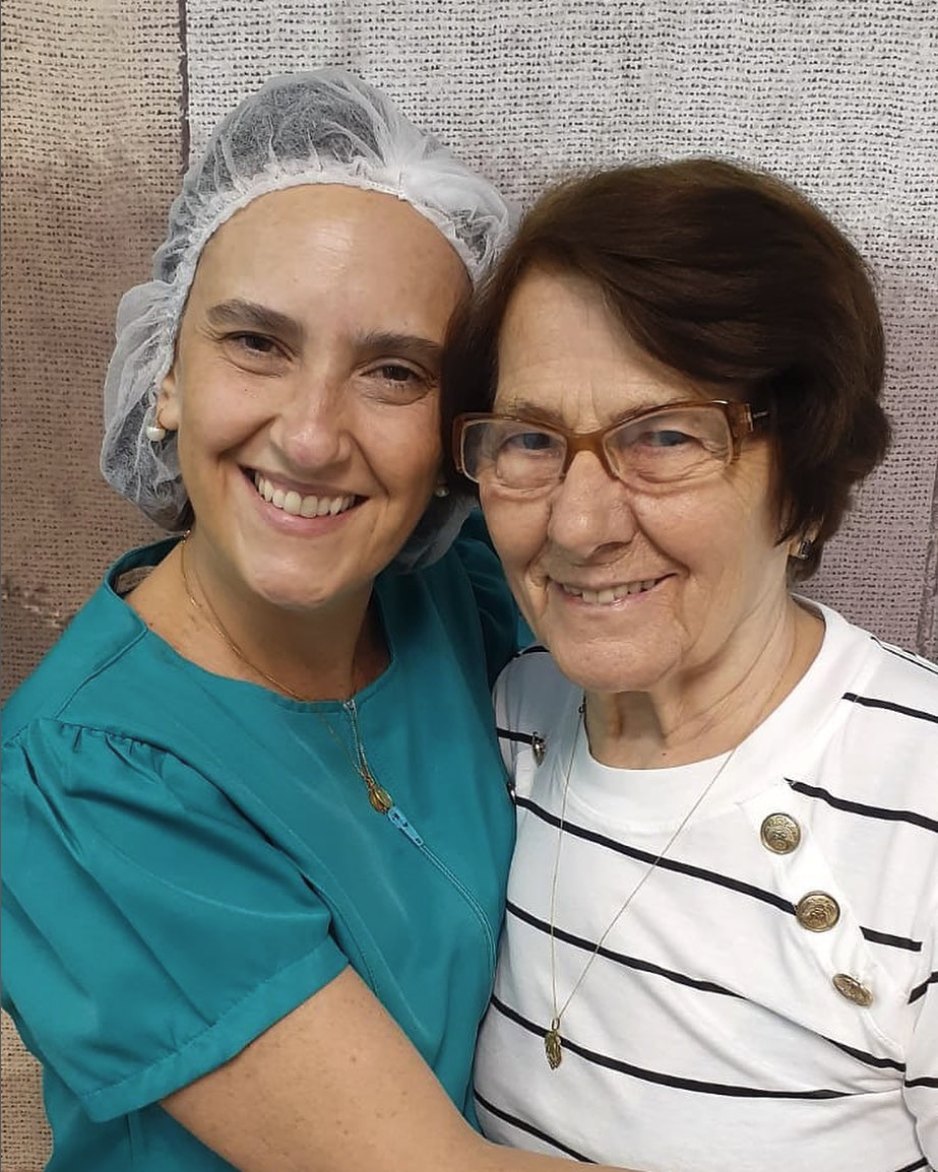 D. Natália abraçada com a Dra. Cátia, as duas sorrindo
