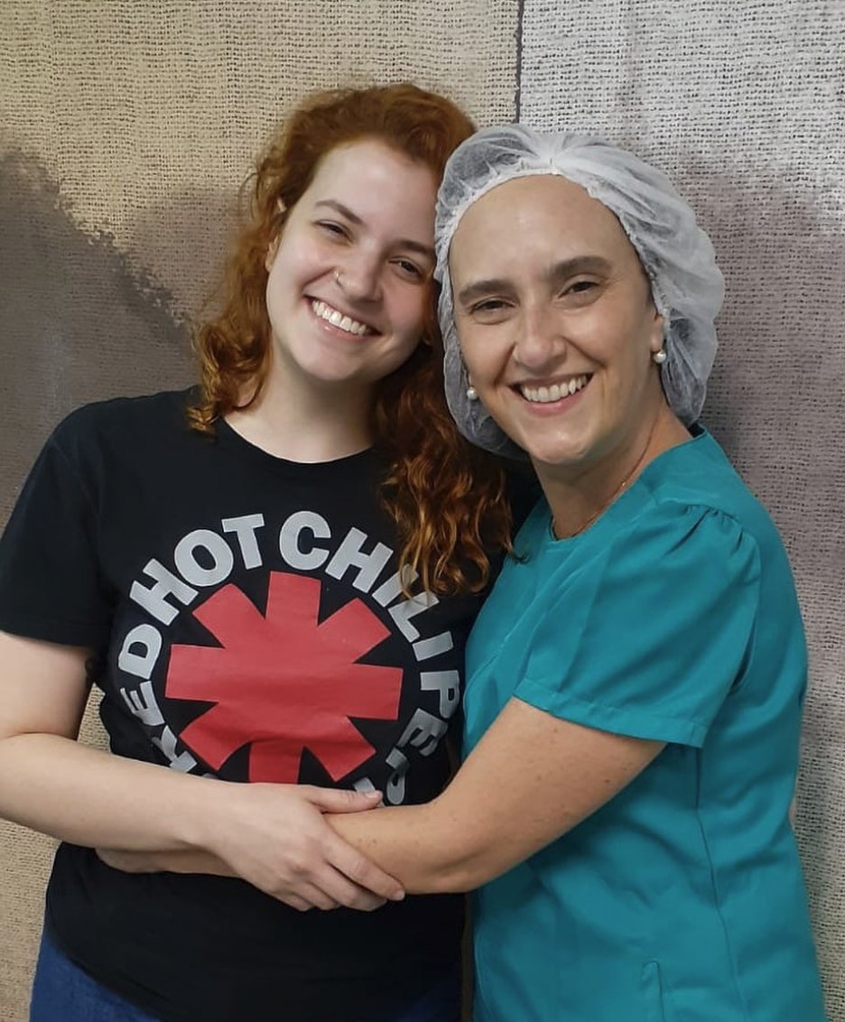 Paloma abraçada com a Dra. Cátia, as duas sorrindo