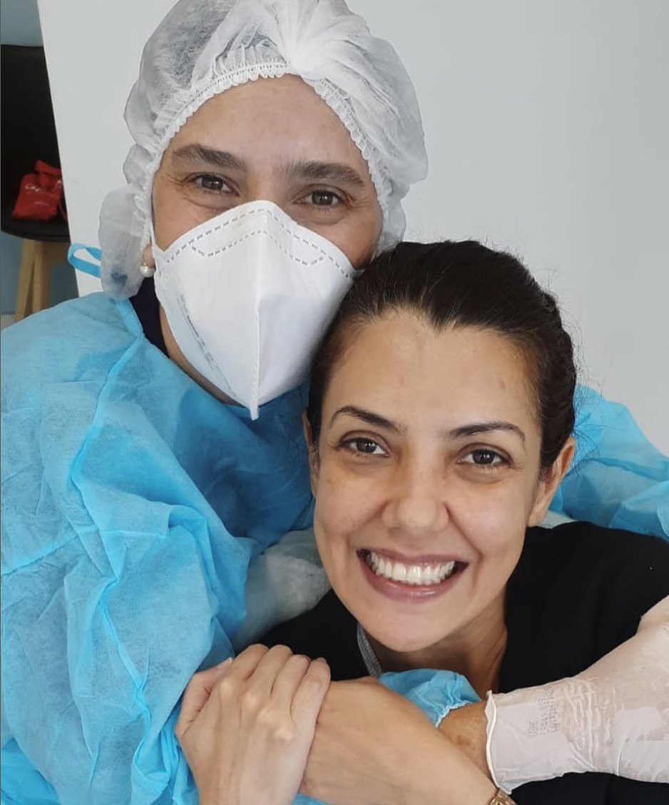 Si sorrindo, abraçada pela Dra. Cátia